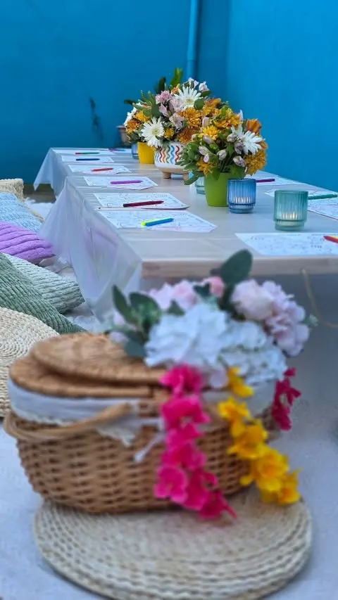 Arreglo floral suave para decoración de baby shower