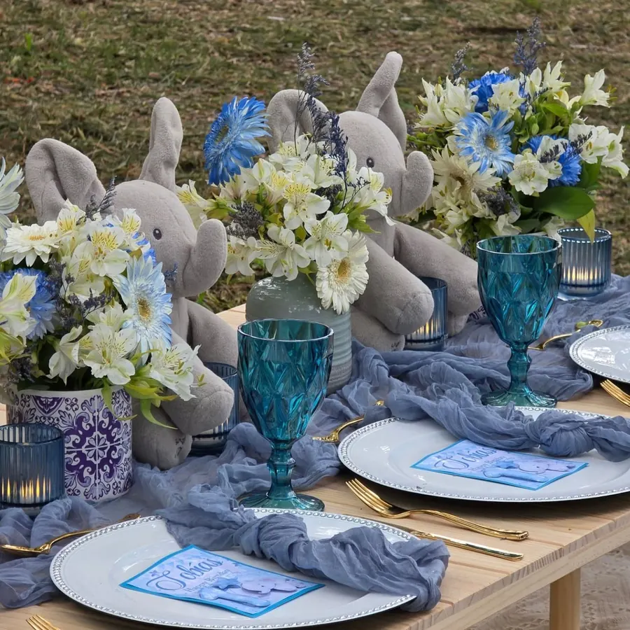 Mesa decorada para primer cumpleaños - tema elefante azul